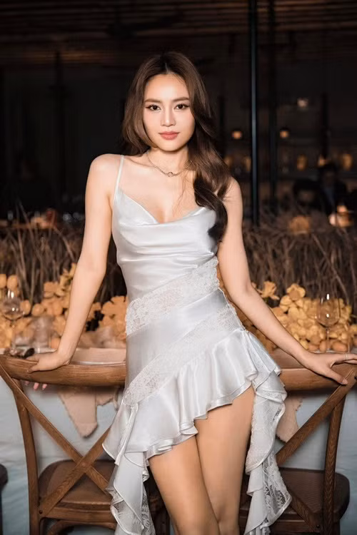 Nữ diễn viên thường xuyên bị gia đình giục sớm lấy chồng. Dịp Tết Nguyên đán 2024, bố của Lan Ngọc nhắn nhủ con gái nổi tiếng về chuyện kết hôn: "Mong muốn con ngày càng đẹp hơn, cố gắng có một gia đình hạnh phúc, có chồng, có con như cặp anh chị hai, cặp em út". Ảnh: FB Lan Ngọc.