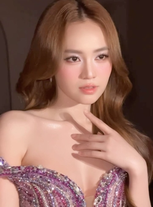 "Ngọc chưa thể lấy chồng đâu, năm nay còn một bộ phim. Cả năm nay, năm sau và năm tới nữa. Chừng nào Ngọc có thêm một vai diễn nữa, đoạt thêm các giải thưởng về điện ảnh thì Ngọc sẽ lấy chồng. Nếu chưa được thì chưa lấy đâu, nên không cần nhả vía cho Ngọc trước", Znews dẫn lời Lan Ngọc. Ảnh: FB Lan Ngọc.