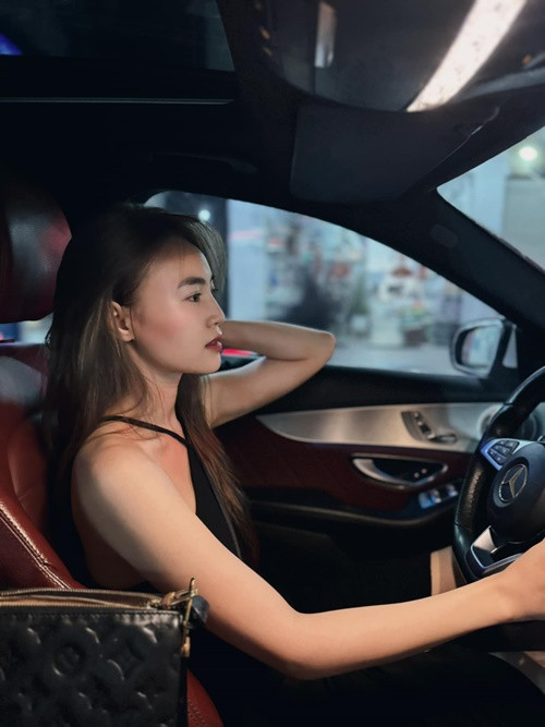 Lan Ngọc cũng có trong tay xế sang. Ảnh: FB Lan Ngọc.