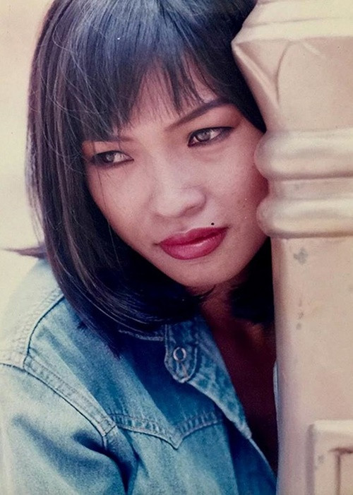 Liveshow của Phương Thanh cháy vé ngay những ngày đầu tung vé ra thị trường. Ngoài ra, cô còn trúng những hợp đồng quảng cáo khủng. Giọng ca Trống vắng từng cho biết, cát sê của cô năm 2001 là 100 nghìn USD. Nếu tính ra tỷ giá tiền Việt Nam vào thời đó, trong một đêm diễn, “chị Chanh” có thể thu về 1 tỷ rưỡi. Ảnh: FB Phương Thanh.