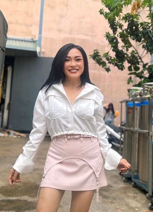 Phương Thanh ăn mặc năng động đằng sau ánh đèn sân khấu. Ảnh: FB Phương Thanh.