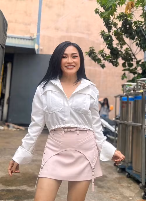 Phương Thanh ăn mặc năng động đằng sau ánh đèn sân khấu. Ảnh: FB Phương Thanh.
