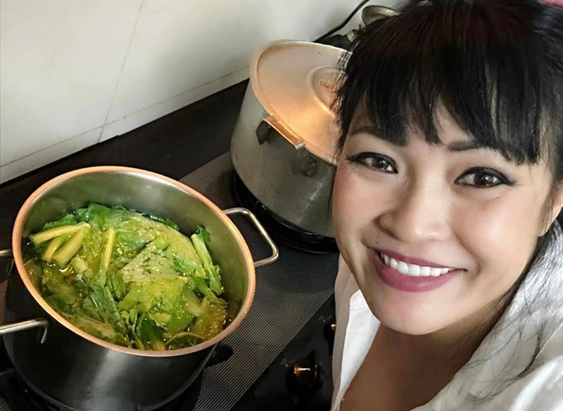 Dù bận rộn với công việc, Phương Thanh vẫn tự tay nấu cơm cho gia đình. Ảnh: FB Phương Thanh.