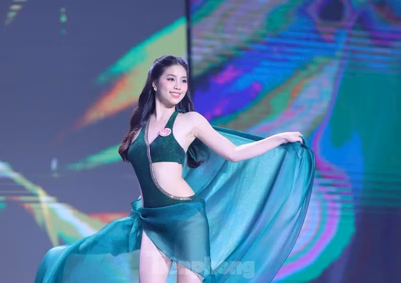 Thí sinh Trần Ngọc Châu Anh khoe dáng gợi cảm với áo tắm. Ảnh: Tiền Phong.