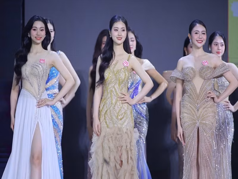 Các thí sinh trình diễn trên nền nhạc ca khúc Nữ hoàng do ca sĩ Bùi Lan Hương thể hiện. Ảnh: VOV.