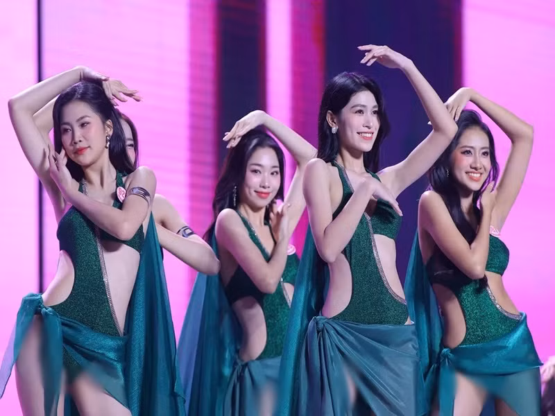 41 thí sinh Hoa hậu Việt Nam 2024 đồng diễn áo tắm, làm "nóng" sân khấu. Ảnh: VTV.