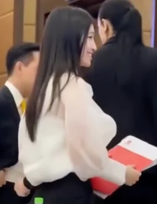 Phương Nhi diện trang phục thanh lịch, trông tươi tắn. Ảnh: Saostar.