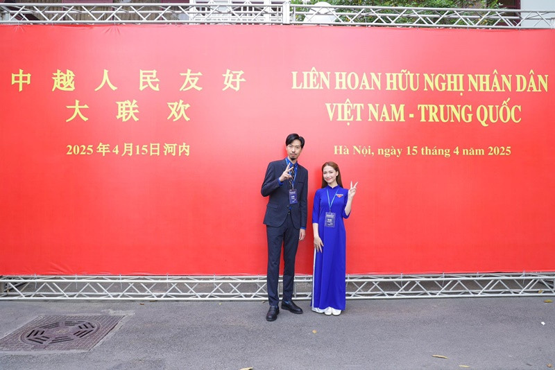 Hòa Minzy chụp ảnh kỷ niệm cùng Đen Vâu.