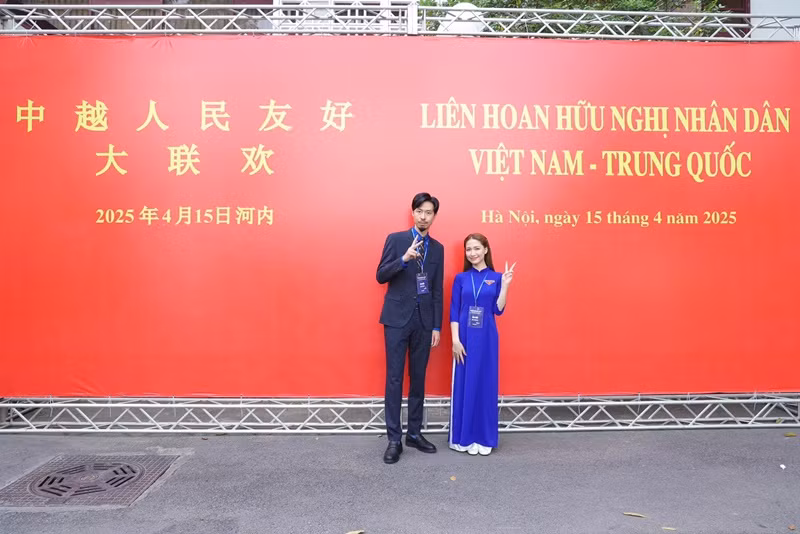 Hòa Minzy chụp ảnh kỷ niệm cùng Đen Vâu.