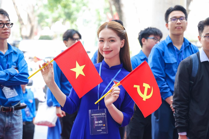 Vào sáng ngày 15/4, Hòa Minzy là 1 trong các đại biểu trẻ tham gia Liên hoan hữu nghị nhân dân Việt Nam - Trung Quốc.