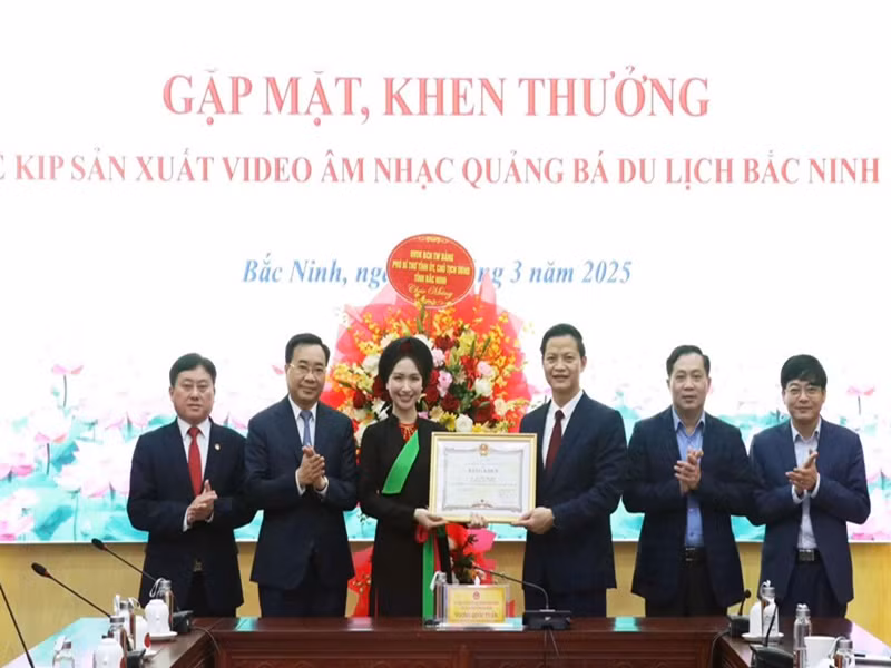Theo Tiền Phong, vào đầu tháng 3/2025, Chủ tịch UBND tỉnh Bắc Ninh Vương Quốc Tuấn đã gặp mặt, khen thưởng Hòa Minzy và ê-kíp sản xuất MV Bắc Bling quảng bá du lịch Bắc Ninh.