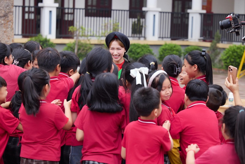 Hòa Minzy được nhiều em học sinh vây quanh khi xuất hiện.