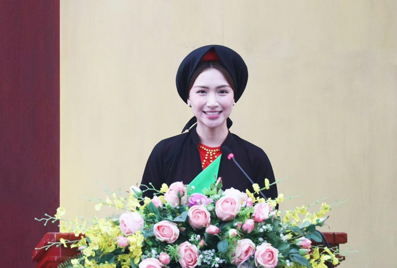 Nữ ca sĩ chia sẻ: "Vô cùng xúc động và tự hào khi trước giờ ra mắt MV, Hòa và ê-kíp đã được lãnh đạo tỉnh Bắc Ninh khen thưởng và động viên. Với sản phẩm âm nhạc Bắc Bling, lãnh đạo tỉnh rất hoan nghênh và trân trọng sự cống hiến của Hòa cũng như ê-kíp cho quê hương Kinh Bắc. Được lắng nghe những chia sẻ của lãnh đạo, Hòa có thêm nhiều động lực cho con đường nghệ thuật sắp tới".