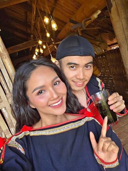 Sau khi là chàng rể mới, Tuấn Khôi tiếp tục quan tâm đến gia đình H’hen Niê. Nam đạo diễn đưa bố vợ đi ăn, hái cà phê phụ gia đình vợ.