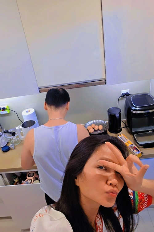 Tuấn Khôi thường chuẩn bị cơm hộp cho H’hen Niê mỗi khi nàng hậu đi làm. Khi rảnh rỗi, nam nhiếp ảnh gia hộ tống vợ tham gia chương trình. Tuấn Khôi còn san sẻ công việc nhà với H’hen Niê.