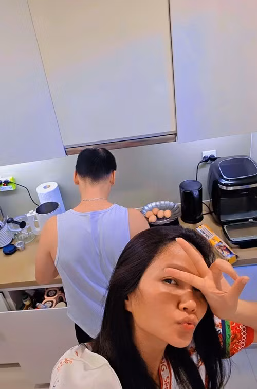 Tuấn Khôi thường chuẩn bị cơm hộp cho H’hen Niê mỗi khi nàng hậu đi làm. Khi rảnh rỗi, nam nhiếp ảnh gia hộ tống vợ tham gia chương trình. Tuấn Khôi còn san sẻ công việc nhà với H’hen Niê.