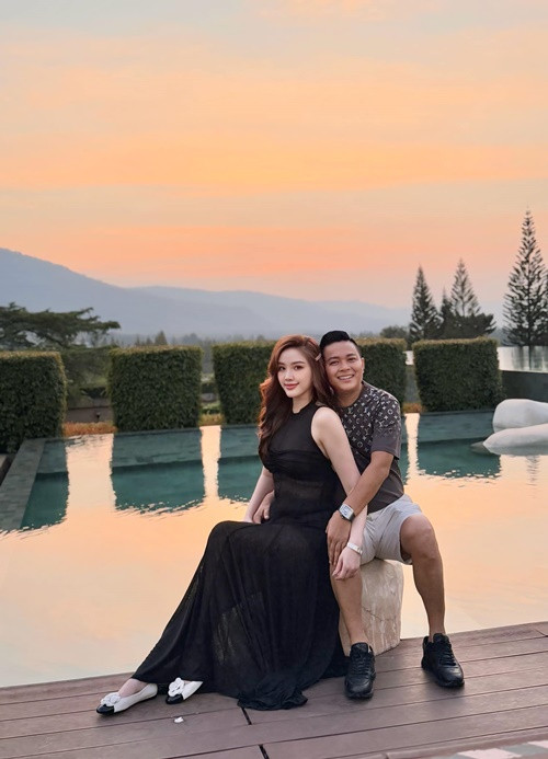 Đăng tải hình ảnh bên chồng, Bảo Thy chú thích: "Nhất định phải ở bên cạnh một người mang lại cho mình trải nghiệm tốt đẹp hơn lúc bạn độc thân".