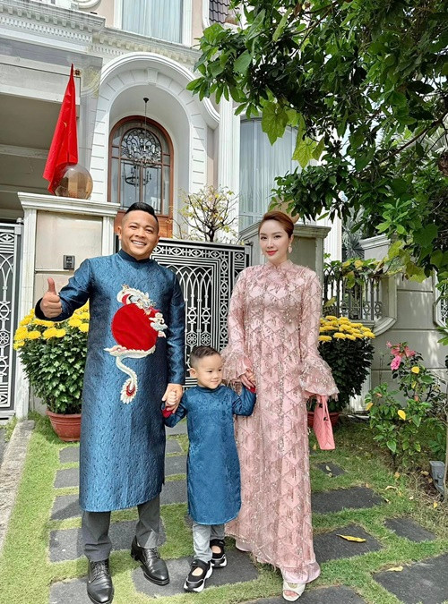 Bảo Thy cho rằng không có cuộc hôn nhân nào màu hồng. "Nếu biết vì nhau mà thay đổi, cân bằng tính cách cá nhân để hòa hợp, tạo dựng bầu không khí dễ chịu, vui vẻ khi bên cạnh nhau thì dù có khó khăn thử thách nào cũng sẽ vượt qua được", cô tâm sự.