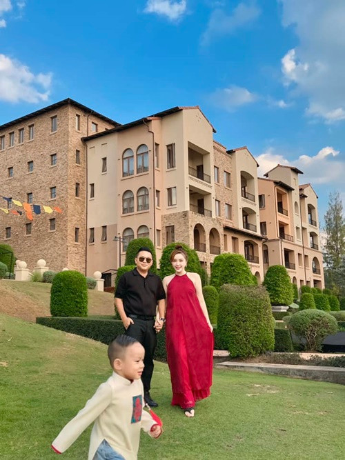 Nữ ca sĩ tiết lộ bí quyết giữ lửa hôn nhân: "Hai vợ chồng Bảo Thy rất hay đi ăn uống, cụng ly, trò chuyện, tâm sự với nhau. Khi bất đồng quan điểm điều gì, hai người sẽ tránh nhau ra một chút cho hạ hỏa rồi nhắn tin hẹn nhau đi ăn. Khi ấy vui rồi thì chuyện lớn hóa chuyện nhỏ, chuyện nhỏ hóa không. Cả hai không có cơ hội giận hay tranh cãi".