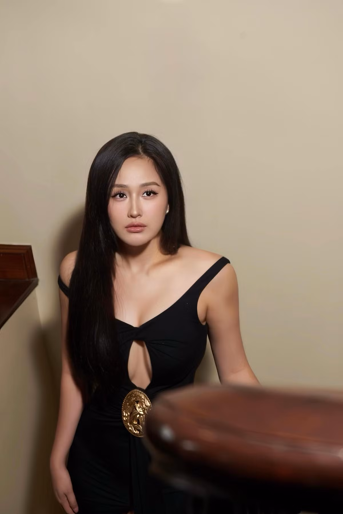 Ít năm trở lại đây, Mai Phương Thúy chăm đầu tư chứng khoán. Tháng 4/2022, nhìn thị trường chứng khoán biến động, cô chia sẻ: "Mấy ngày qua mình vẫn cắt tóc, gội đầu, ăn chơi xả láng, cũng thấy có vấn đề gì đâu mọi người!". Ảnh: FB Mai Phương Thúy.