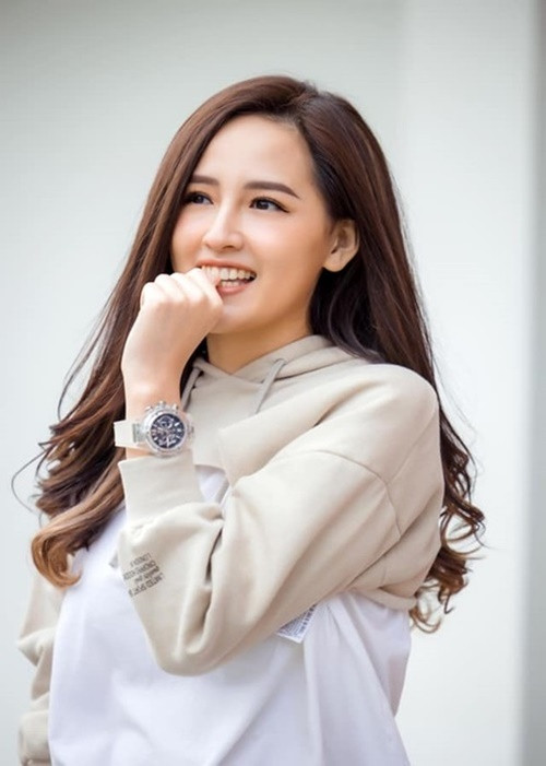 Mai Phương Thúy đang sống trong căn hộ cao cấp ở TP HCM, thường được đưa đón bằng những chiếc xe hơi sang trọng, sử dụng nhiều đồ hiệu, đặc biệt là đồng hồ. Ảnh: FB Mai Phương Thúy.