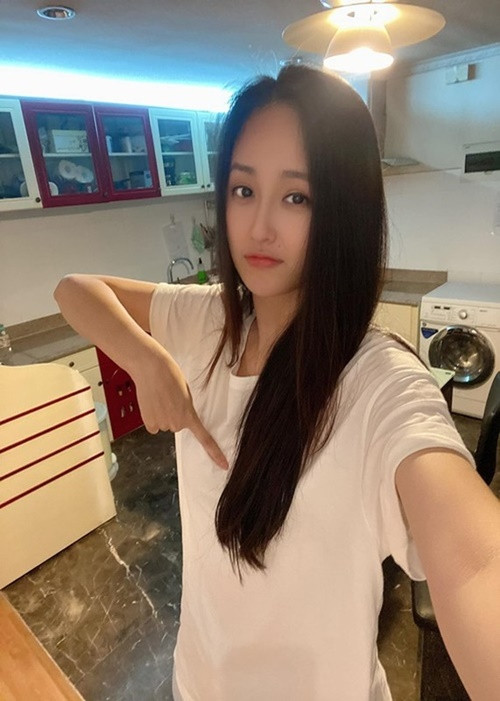 Ngoài chứng khoán, người đẹp sinh năm 1988 còn làm chủ các cửa hàng, đầu tư vào bất động sản, phim ảnh. Được biết, năm 2019, Mai Phương Thúy quyết định đầu tư phim điện ảnh Chị chị em em chỉ trong vòng 5 phút. Ảnh: FB Mai Phương Thúy.