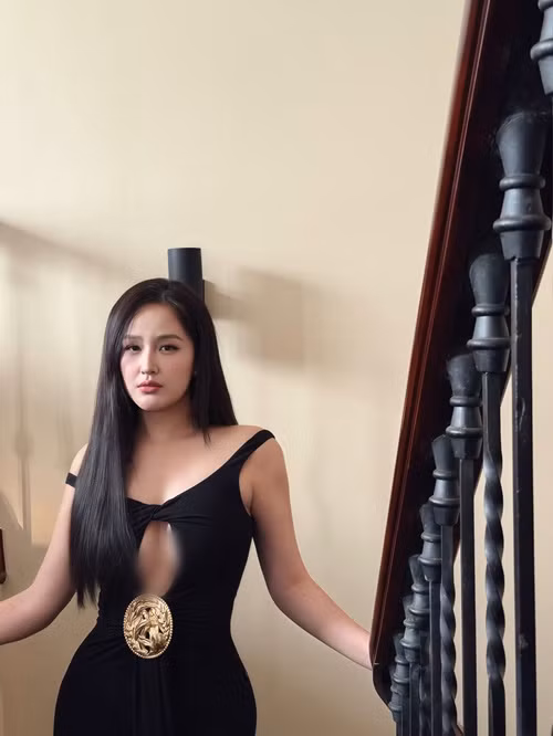 Mới đây, trên trang cá nhân, Mai Phương Thúy viết: "Mua có một triệu HPG giá sàn mà vật lộn cả một ngày". Nhiều người cho rằng nàng hậu đã mua 1 triệu cổ phiếu HPG của Tập đoàn Hòa Phát trong phiên ngày 9/4. Ảnh: FB Mai Phương Thúy.