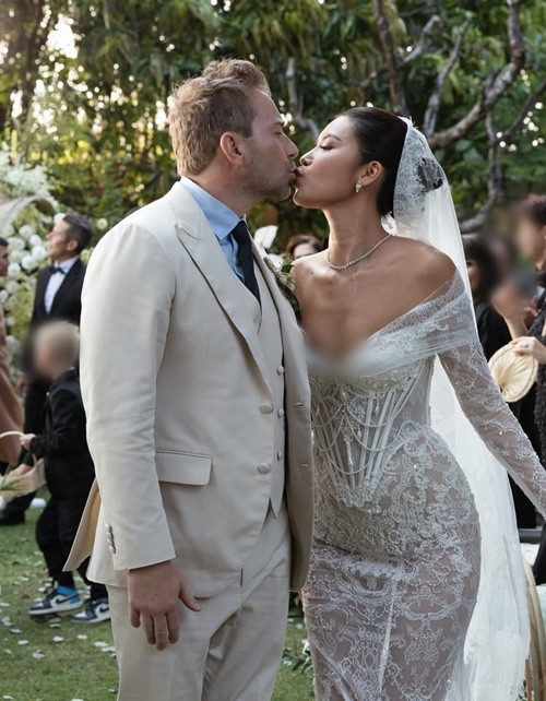 Chồng Minh Tú luôn tin tưởng vào gu thời trang và sự tinh tế của nữ người mẫu trong việc lựa chọn trang phục, đảm bảo mỗi bộ đồ đều phù hợp với hoàn cảnh và sự kiện.