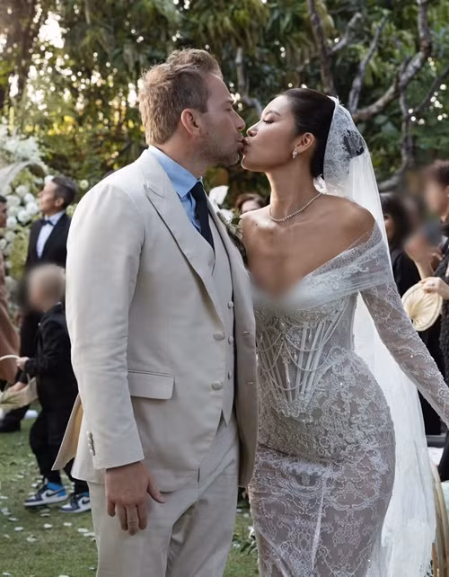 Chồng Minh Tú luôn tin tưởng vào gu thời trang và sự tinh tế của nữ người mẫu trong việc lựa chọn trang phục, đảm bảo mỗi bộ đồ đều phù hợp với hoàn cảnh và sự kiện.