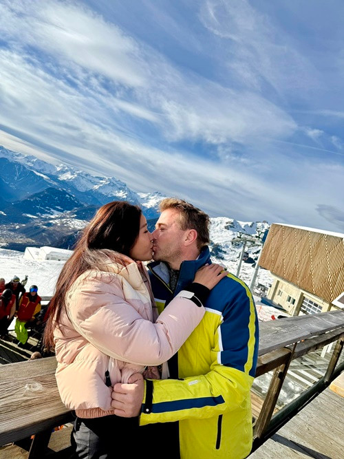 Năm 2023, Minh Tú bất ngờ cho biết, cô bị bệnh lạc nội mạc tử cung. Căn bệnh khiến cô khó có con. Vì vậy, chân dài từng đề nghị chia tay Cris. Phía Cris nói cả hai có thể nhận một người con nuôi nếu không có con chung.