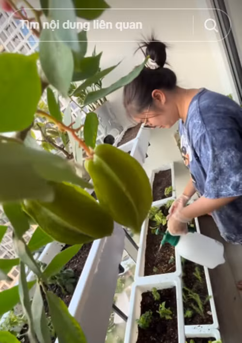 Trên trang cá nhân, ngoài khoe chuyện tình với N.T, Thiện Nhân còn tiết lộ cuộc sống của bản thân trong căn hộ.