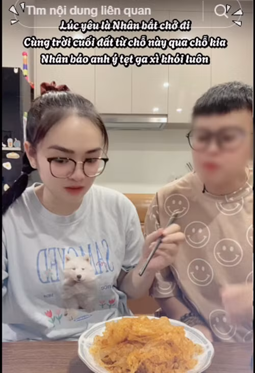 Theo Thiện Nhân, cô được người yêu chiều chuộng như "công chúa". Nữ ca sĩ từng bật mí, ngày mới hẹn hò, cô thường đòi người yêu chở đi khắp nơi để mua bánh tráng trộn.