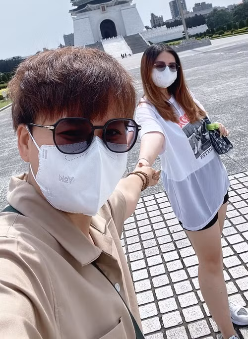 Nữ ca sĩ và N.T xưng hô vợ chồng từ lâu. Theo Thiện Nhân, cô và N.T quen biết nhau từ năm 2014.