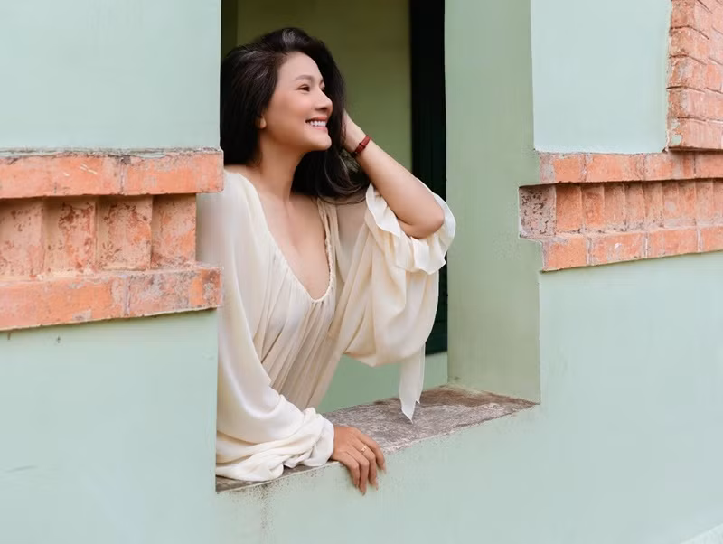 Nữ diễn viên phim Mùa len trâu tâm sự trong ngày sinh nhật: "Chúc mừng sinh nhật Út. Chào em tuổi 48. Út con gửi lời ước nguyện đến mẹ yêu, tổ tiên, trời phật cho Út con mỗi sáng mai thức dậy luôn được bình an nụ cười rạng rỡ như hôm nay bên cạnh ba và các thiên thần nhỏ mỗi ngày. Tổ nghiệp phù hộ con được đều đặn hàng tháng rong ruổi cùng ê-kíp trên các chặng đường đất nước xinh đẹp trong những dự án điện ảnh mới và vũ trụ hãy mang Út cùng các con đi thật nhiều nơi trên trái đất này".