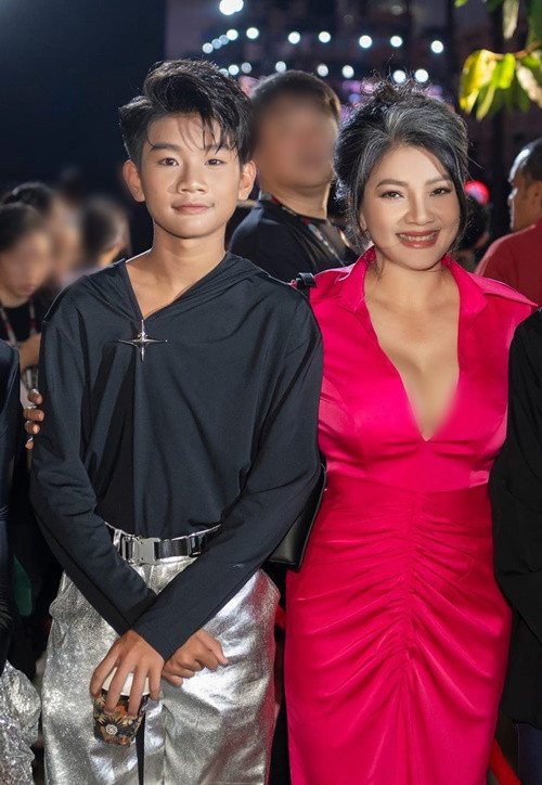 Con gái đầu lòng và con trai thứ hai của Kiều Trinh đều đóng phim.