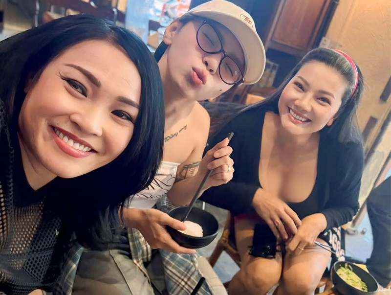 Kiều Trinh đã nhờ bác sĩ tìm lại nét thanh xuân cho đôi mắt, nụ cười vào đầu năm 2025. Ngoài ra, cô chăm chỉ tập luyện để có được vóc dáng thon gọn hơn.