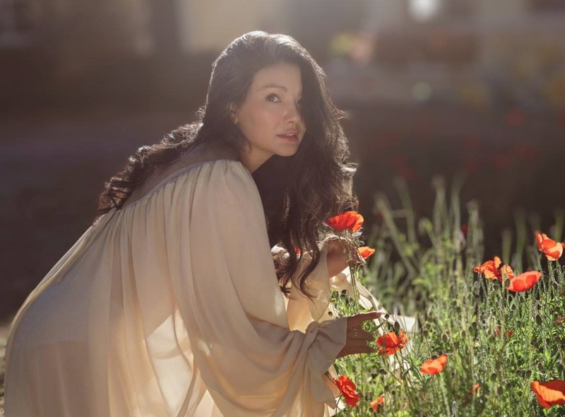 Trong bộ ảnh nghệ thuật mới, diễn viên Kiều Trinh diện trang phục xuyên thấu khoe vóc dáng gợi cảm.