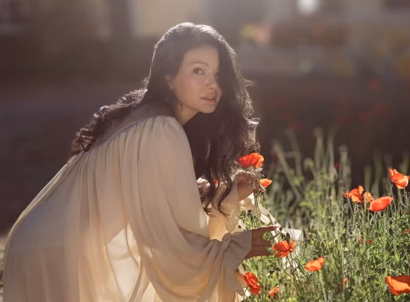 Trong bộ ảnh nghệ thuật mới, diễn viên Kiều Trinh diện trang phục xuyên thấu khoe vóc dáng gợi cảm.