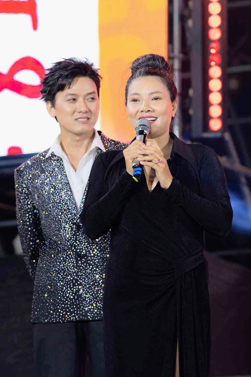 Hình ảnh Kiều Trinh trong buổi quảng bá phần 8 của series Lật mặt.