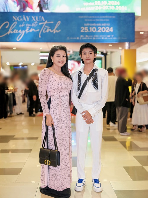 Con trai Kiều Trinh tên Kỳ Phong, tham gia phim Cha và con và… của Phan Đăng Di khi mới 3 tuổi. Năm 2023, Kỳ Phong đóng phim điện ảnh Đất rừng phương Nam.