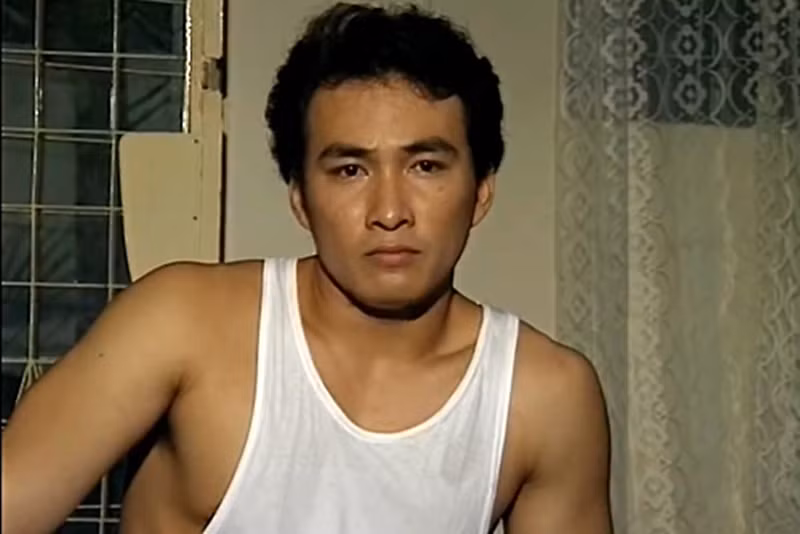 Trong Đồng tiền xương máu, Chi Bảo đóng vai Toàn - anh trai của Lan Anh. Sau bộ phim, anh miệt mài hoạt động nghệ thuật cho đến năm 2021 thì tuyên bố giải nghệ. Ảnh: Vietnamnet.