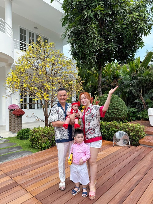 Chi Bảo kết hôn với Lý Thùy Chang, có hai con chung. Hiện tại, cặp đôi sống trong cơ ngơi rộng 1.600m2, thường sử dụng xe sang, đồ hiệu. Ảnh: FB Chi Bảo.