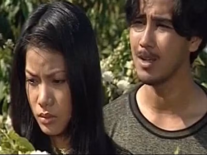 Trong phim Đồng tiền xương máu phát sóng vào năm 1998, Quyền Linh đóng vai chàng kỹ sư nghèo tên Huy. Bạn gái trong phim của anh là Trương Ngọc Ánh. Ảnh: Vietnamnet.