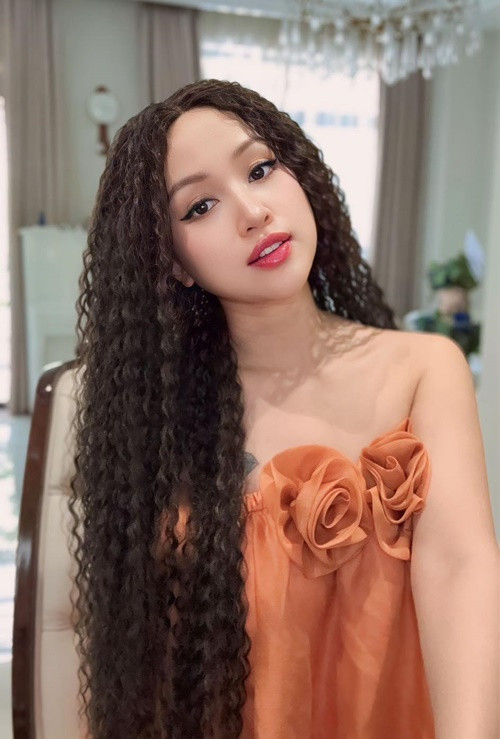 Bà Nguyễn Thị Thanh Huyền - Cục phó Cục Phát thanh truyền hình và thông tin điện tử vừa chia sẻ trên Vietnamnet, với vi phạm quy định liên quan đến quảng cáo gây nhầm lẫn về chất lượng công dụng của sản phẩm, Vân Hugo sẽ bị xử phạt 70 triệu đồng, quy định tại khoản 5 Điều 34 Nghị định 38/2021. Ảnh: FB Vân Hugo.
