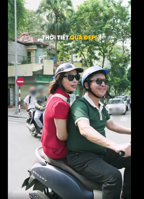 Chí Trung gây chú ý khi đăng tải hình ảnh lái xe chở doanh nhân Ý Lan trên phố.