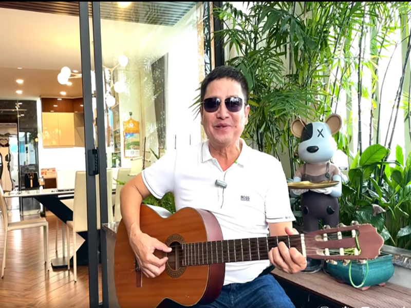 Rảnh rỗi, Chí Trung ôm đàn ca hát.