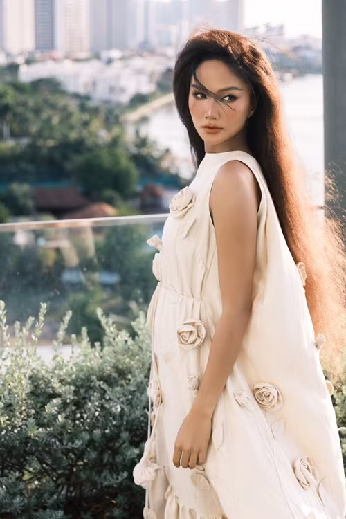 Mới đây, góp mặt trên sàn diễn của NTK Đỗ Mạnh Cường, H'hen Niê lộ vòng hai lùm lùm.