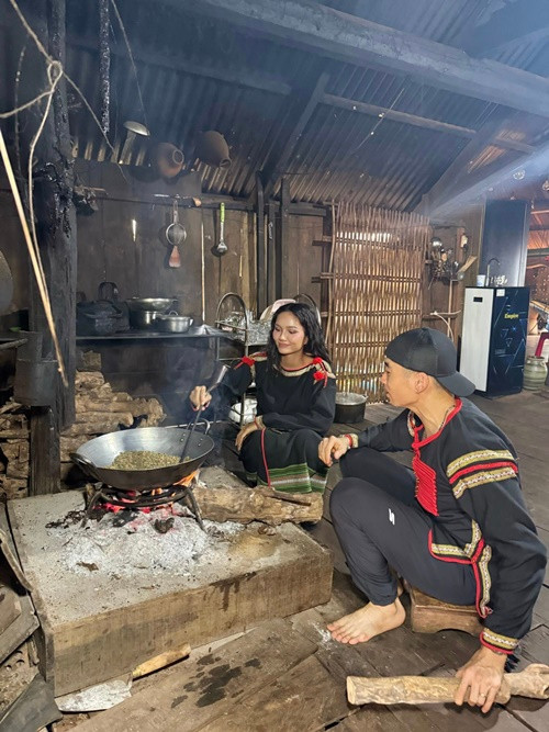 Nàng hậu khoe ảnh cùng chồng rang cà phê khi về quê.