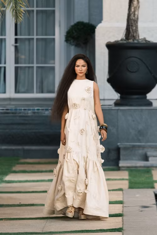 Trước đó, vào tháng 3/2025, nàng hậu cũng lộ vòng hai lùm lùm. Trước những đồn đoán, đại diện H'hen Niê chia sẻ trên Znews: "Khi có thông tin chính thức, phía vợ chồng H'hen Niê sẽ chia sẻ cho công chúng".