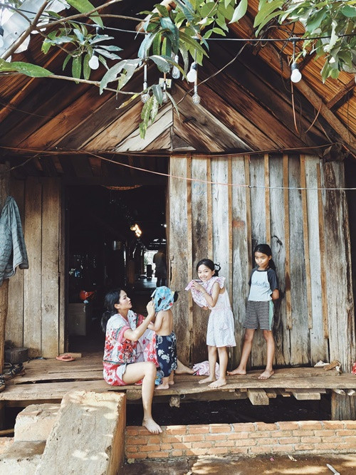 Mỗi khi về quê nhà, H'hen Niê tặng quà cho người thân.